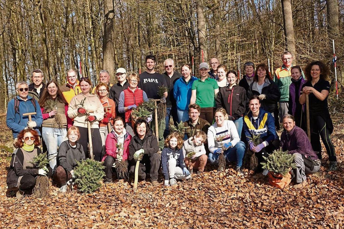 Zum Weltfrauentag forsteten Frauen wieder auf, Unterstützung gab’s von freiwilligen Helfern aus der Region. Fotos: Kloer