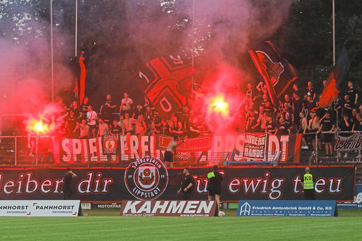 Der SV Lippstadt muss 2500 Euro Strafe zahlen, weil die Fans im Derby gegen den FC Gütersloh Pyros zündeten. Archivbild: Lütkehaus