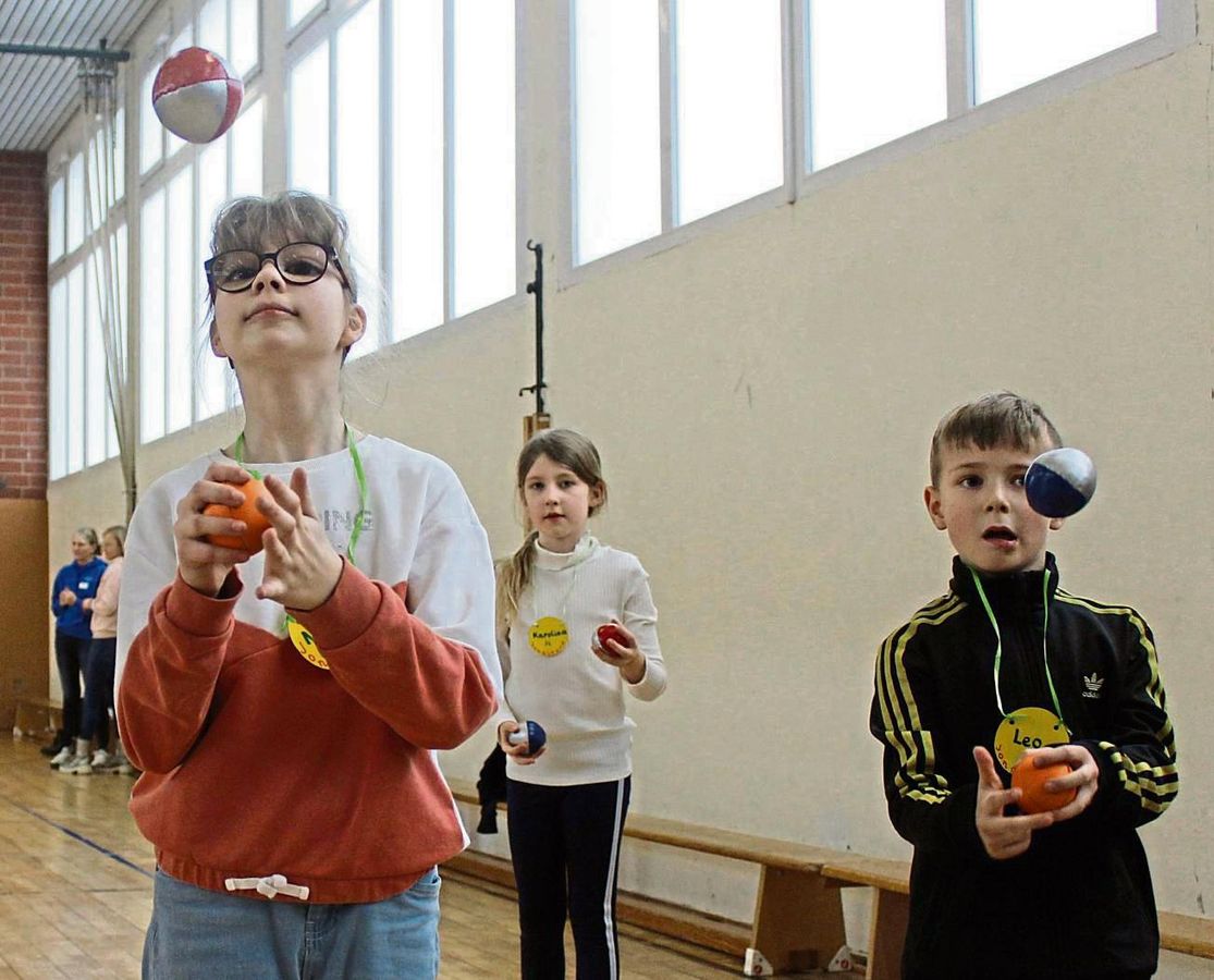 Jonglieren, Fakir-Tricks und Zaubern sind nur drei der neun Darbietungen, die die Gundschüler im Zirkus präsentieren werden. Fotos: Mintert