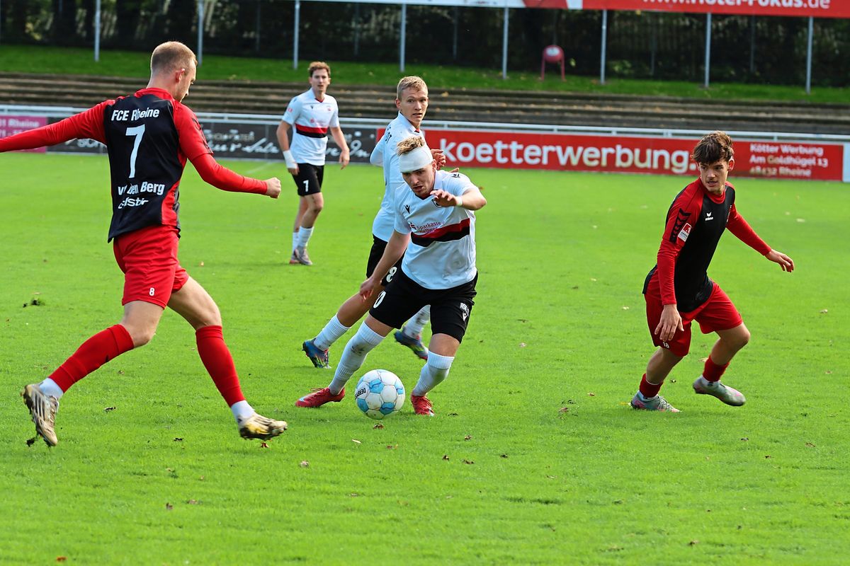 Die am 19. Oktober abgebrochene Partie des SV Lippstadt (hier mit Maximilian Franke, M.) in Rheine ist neu angesetzt worden. Es wurde von beiden Seiten ein Heimrechttausch vorgenommen. Foto: Frank Lütkehaus