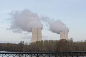 Frankreich drosselt seine Atomstromproduktion, weil eine Hitzewelle Flüsse aufheizt. (Archivbild). - Foto: picture alliance / dpa