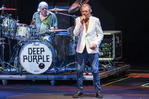 Mit Deep Purple steht Sänger Ian Gillan (mit Schlagzeuger Ian Paice) immer noch regelmäßig auf der Bühne. (Archivfoto) - Foto: Valentin Flauraud/KEYSTONE/dpa