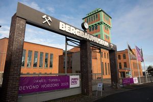 Auf dem Gelände des Bergbaumuseums «Kohlewelt» hat der US-Künstlers James Turrell sein neues Lichtkunstwerk «Beyond Horizons» geschaffen. - Foto: Sebastian Kahnert/dpa