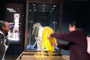 Aktivisten beschmieren die Vitrine, in der die Krone ist. - Foto: Take Back Power/PA Media/dpa