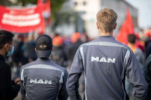 Beim Bus- und Lastwagenhersteller MAN gibt es eine Einigung zum geplanten Stellenabbau. - Foto: Daniel Karmann/dpa