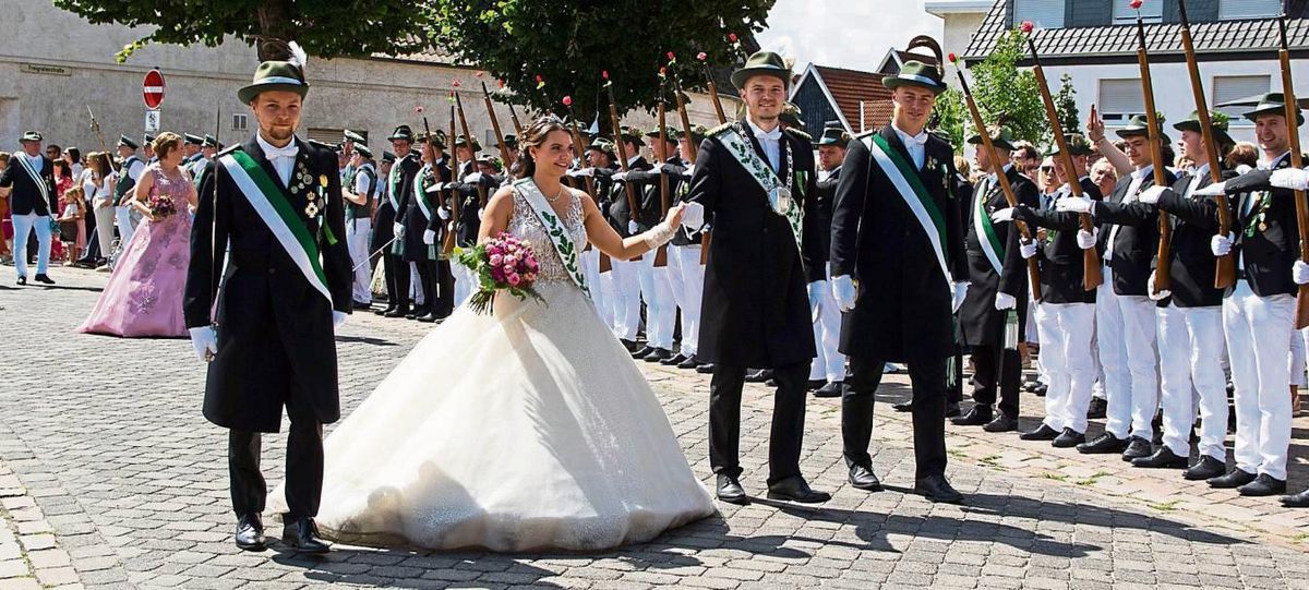 Das amtierende Königspaar Niels Große Kleimann und Sarah Frede strahlt beim Empfang auf dem Marktplatz. Fotos: Laame