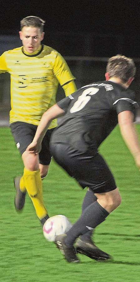 Dem SuS Bad Westernkotten II (in Gelb) gelang beim SuS Störmede ein glücklicher 1:0-Erfolg, den er in zweifacher Unterzahl ins Ziel brachte. Foto: Brand