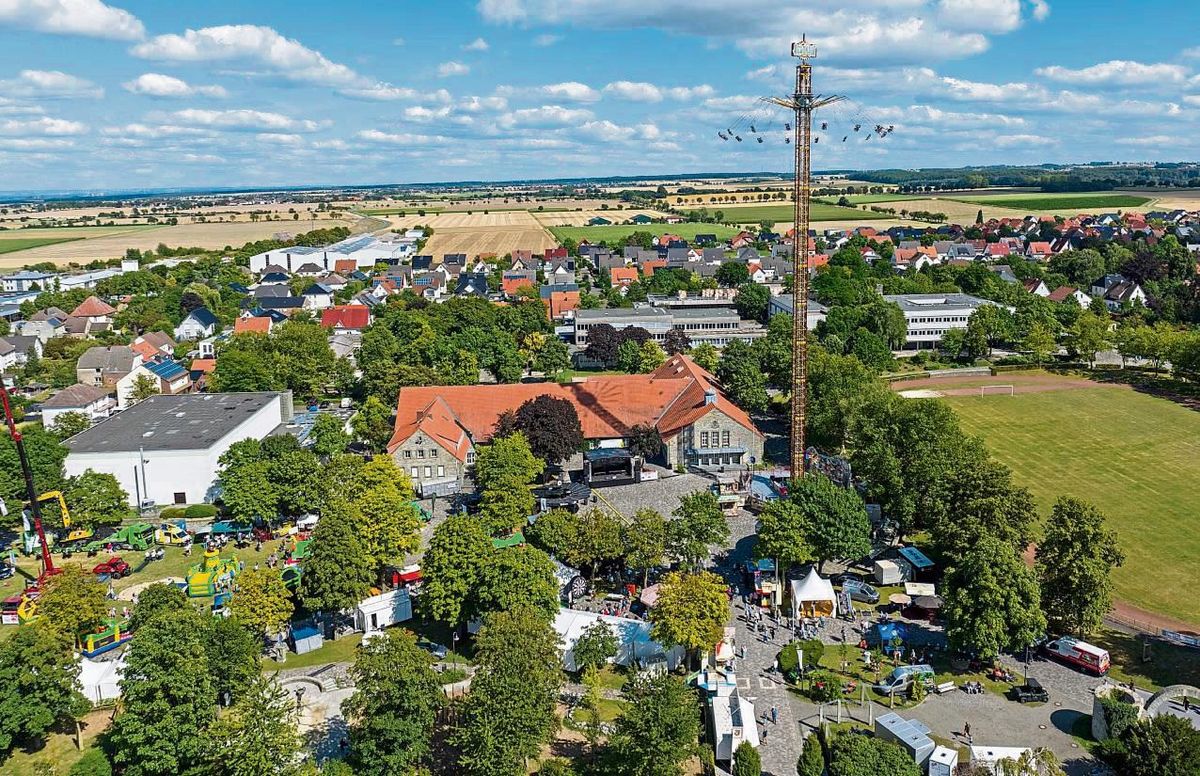 Das Anröchter Bürgerhaus und der Vorplatz – hier fotografiert beim Steinfest vor zwei Jahren – sind zentral für eine attraktive Ortsmitte. Archivfoto: Eickhoff