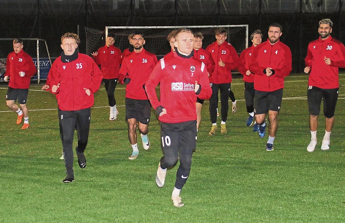 Der Kapitän läuft immer vorne weg: Viktor Maier am Dienstagabend beim Trainingsauftakt des SV Lippstadt. Außerdem in der Aufwärmrunde (v.l.): Gerrit Kaiser, Daniel Stein, Louis Neugebauer, Yusuf Örnek, Maximilian Franke, Wladimir Wagner, Lewin D’Hone, Ali Cirak und Serkan Temin. Fotos: Lütkehaus