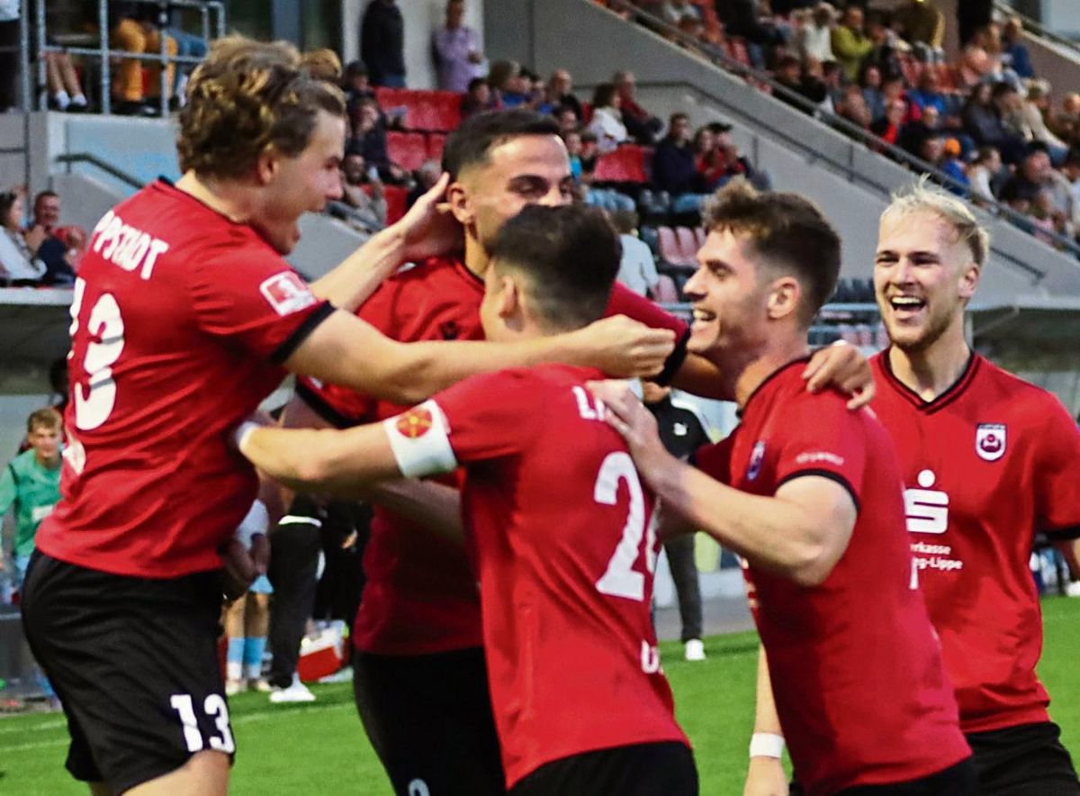 Am Sonntag wollen sie wieder jubeln: Im Auswärtsspiel bei Eintracht Rheine will der SV Lippstadt eine neue Siegesserie starten. Justus Meier (l.) kehrt in den Kader zurück und wird dringend gebraucht, denn Lukas Wulf (2.v.r.) ist verletzt. Foto: Frank Lütkehaus
