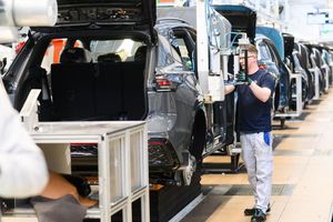 Autoproduktion in Wolfsburg: Wegen hoher Nachfrage nach den hier gebauten Verbrenner setzt VW nun Sonderschichten an. (Archivfoto) - Foto: Julian Stratenschulte/dpa