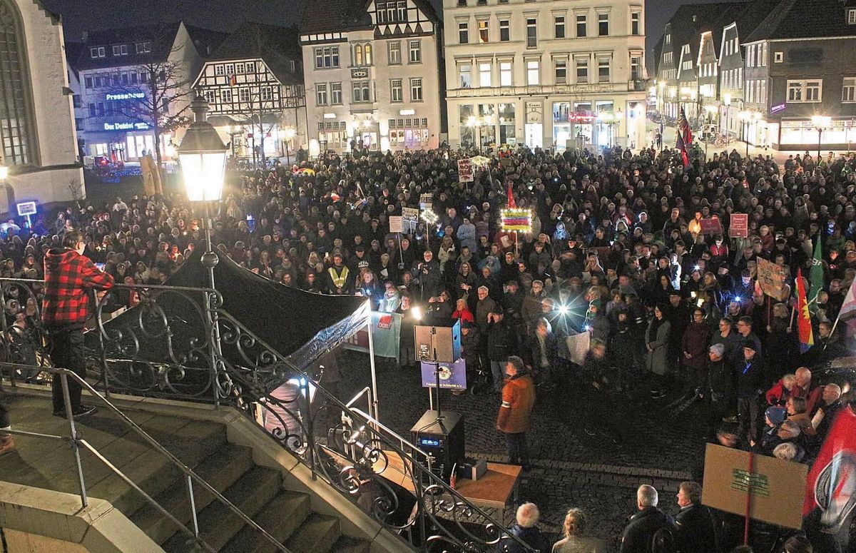 Imposante Friedensdemo: Rund 3000 Menschen sind nach Schätzung der Polizei auf dem Ratzhausplatz in Lippstadt erschienen. Fotos: Rückert