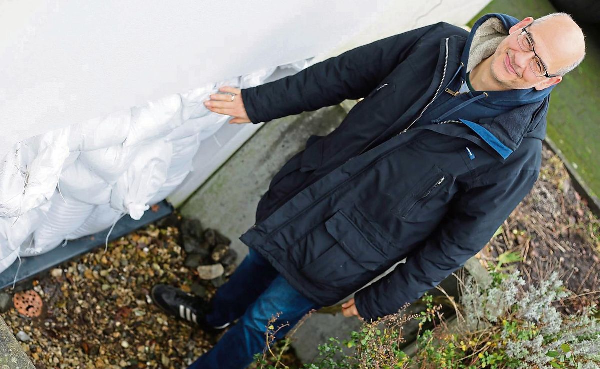 Sandsäcke vorm Kellerfenster und ein freier Abfluss: So schützt sich Simon Schmelzer aus Cappel vor Hochwasser. Fotos: Löseke