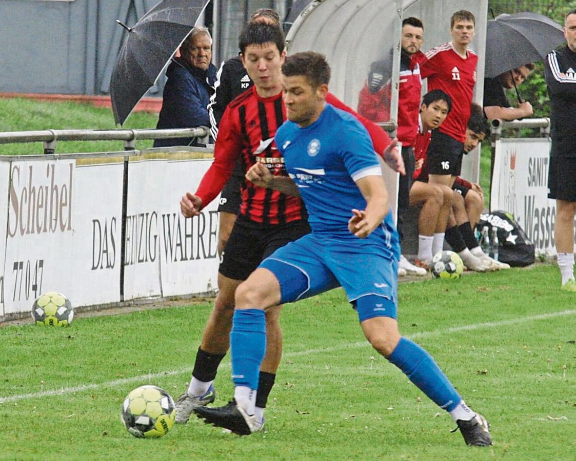 Klar das Nachsehen hatten die Geseker Kicker (schwarze Hosen) gegen die etablierte Rietberger Mannschaft. Der personelle Aderlass im Lager der Hellwegstädter war nicht zu kompensieren. So hieß es nach 90 Minuten 0:6. Foto: Schlink