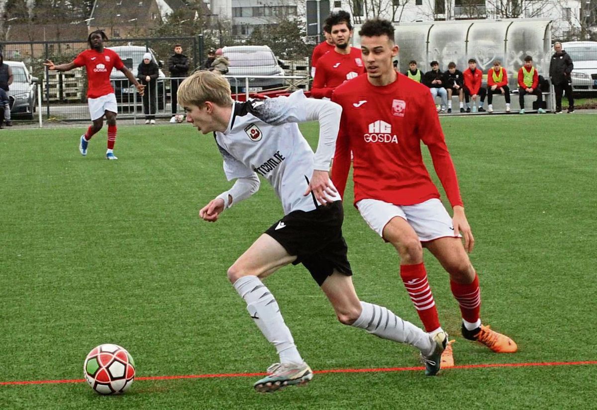 Die A-Junioren des SV Lippstadt (in Weiß) ließen im Heimspiel gegen Ahlen nichts anbrennen. Mit 40 Punkten liegt die Krampe-Truppe gleichauf mit Tabellenführer Preußen Münster. Im Titelrennen bleibt es also spannend. Foto: Dannhausen