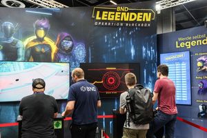 Gamescom-Besucher testen das BND-Computerspiel aus. - Foto: Oliver Berg/dpa
