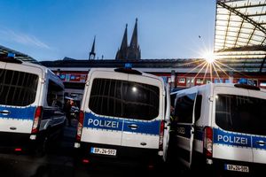 Am Kölner Bahnhof prügelten sich zahlreiche Fans von Schalke und Dortmund. (Archivbild) - Foto: Christoph Reichwein/dpa