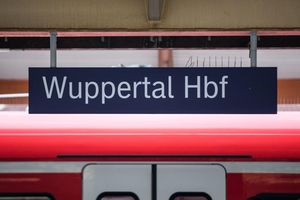 Am Wuppertaler Hauptbahnhof halten während der fünfmonatigen Bauphase überhaupt keine Fernzüge. (Archivbild) - Foto: Marcel Kusch/dpa