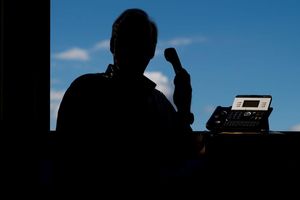 Achtung, falscher Vorgesetzter am Telefon. Nach Angaben von Allianz Trade häufen sich die Betrugsfälle, in denen die Täter als Spitzenmanager auftreten. (Symbolbild) - Foto: Julian Stratenschulte/dpa
