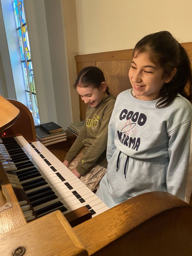 Tabea und Esra probieren die Pedale der Orgel aus. Fotos: Kempernolte