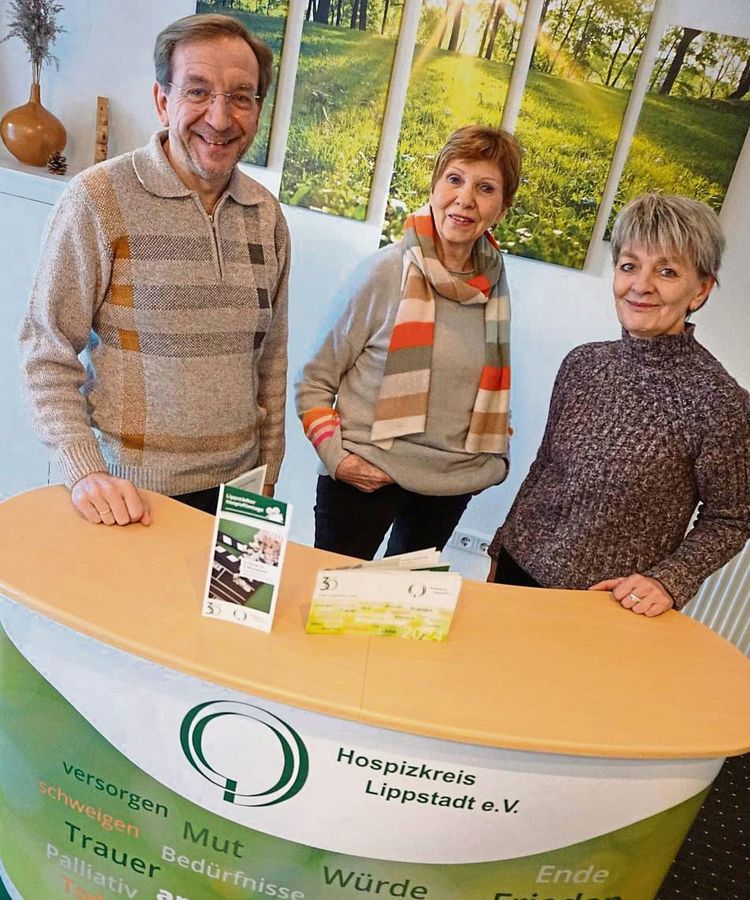 Zum 30-jährigen Bestehen des Hospizkreises haben die Verantwortlichen rund um die hauptamtlichen Koordinatoren Wiegbert Lummer (l.) und Beate Otten (r.) sowie Vorsitzende Mechthild Fillinger wieder einige Veranstaltungen geplant. Foto: Cegelski