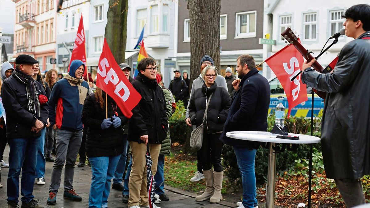 „Nazis, verpisst euch“, skandierte eine Gegendemo, die Aktion buntes Lippstadt initiiert hatte, mit Social-Media-Größe Yu. 120 Menschen schlossen sich ihm zeitweise an. Fotos: Löseke