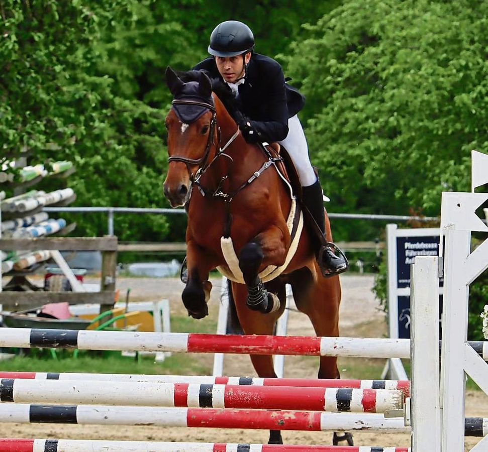 Alexander Scheithauer vom gastgebenden Reiterverein Rüthen gewann mit „Mc Fly“ ein L-Springen. Das Duo meisterte den Parcours in 47,22 Sekunden. Foto: Feichtinger