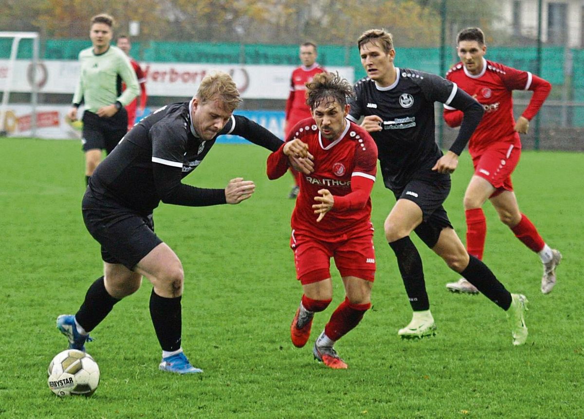Nicht von Erfolg gekrönt waren gestern die Aktionen der Mastholter (in rot, hier Daniel Ulrich). Das Team von Trainer Dirk Sellemerten kassierte in dem so wichtigen Kellerduell gegen den Tabellennachbarn DJK Ahlen eine herbe Niederlage. Foto: Schlink