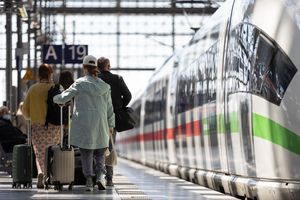 Über Ostern ist es stets voll auf den Bahnhöfen und in den Fernzügen der Deutschen Bahn. (Archivbild) - Foto: Hannes Albert/dpa