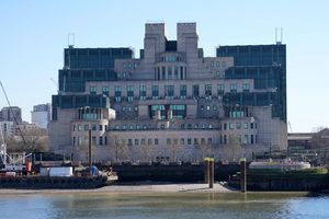 Erstmals soll eine Frau den Auslandsgeheimdienst MI6 leiten. (Archivbild) - Foto: Kin Cheung/AP/dpa