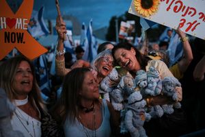 An dem Schicksal der während des Hamas-Massakers in den Gazastreifen verschleppten Geiseln hat ganz Israel emotional tief Anteil genommen. - Foto: Emilio Morenatti/AP/dpa