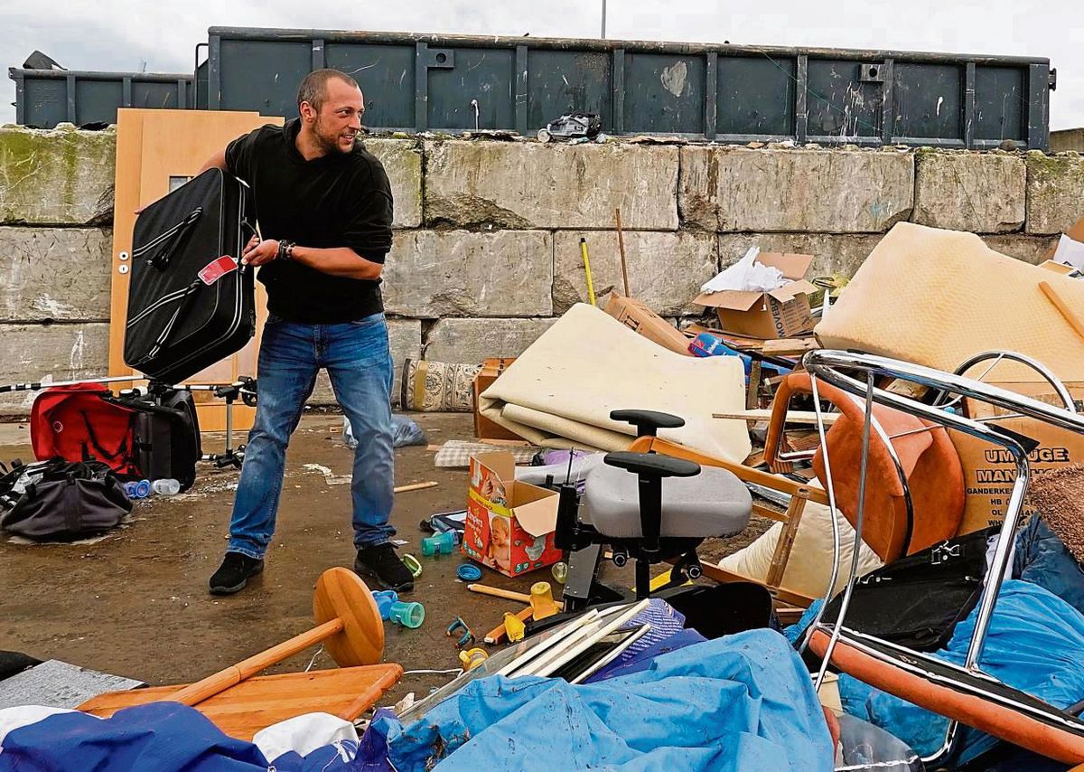 Gute Reise! Sebastian schmeißt mit Karacho einen alten Koffer auf die Sperrmüllhalde. Fotos: Vielberg