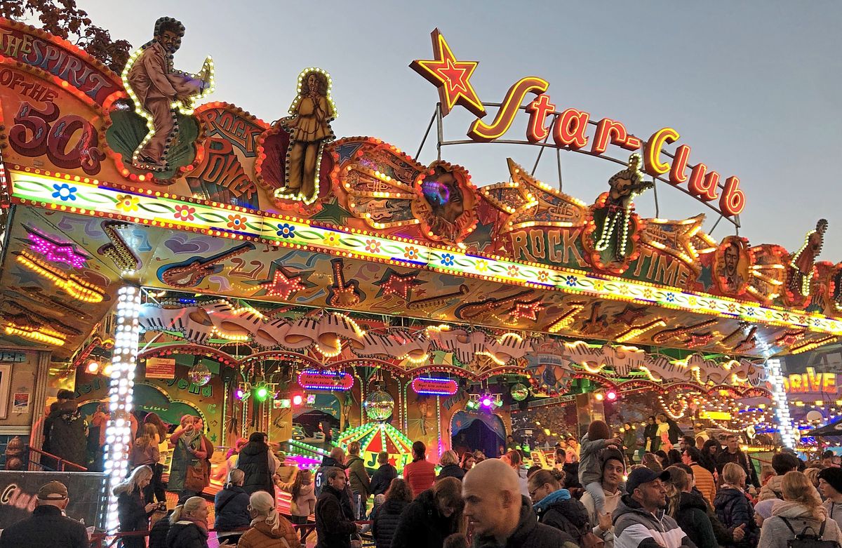 Der Lippstädter Patrik Schneider ist auf der Kirmes in seinem Musikexpress anzutreffen. Foto: Mintert