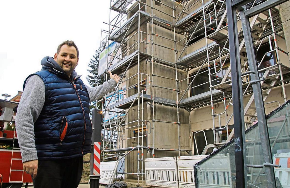 Hier soll der Aufzug hin: Christoph Scholz weist auf den neugebauten Aufzugschacht auf dem Rathaus-Parkplatz an der Hachtorstraße hin. Fotos: Schönhense