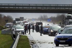 Aufgrund eines Hagelschauers mit Starkregen hat es auf der Autobahn 31 in Niedersachsen zeitgleich mehrere Unfälle gegeben. - Foto: -/NWM-TV/dpa
