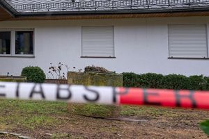 Das Anwesen ist einen Tag nach einer Gewalttat mit mehreren Toten mit Absperrband der Polizei versehen (Archivbild). - Foto: Sascha Ditscher/dpa