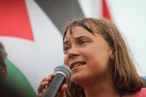 Erneut ist Greta Thunberg an Bord eines der Schiffe der Flotte. (Archivbild) - Foto: Hasan Mrad/ZUMA Press Wire/dpa