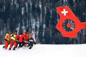 Michelle Gisin wird nach ihrem Sturz in St. Moritz zum Rettungshubschrauber gebracht. - Foto: Jean-Christophe Bott/KEYSTONE/dpa