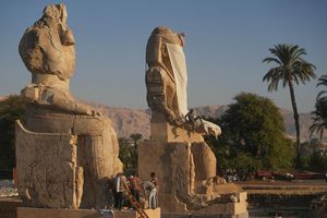 Luxor mit seinen Tempeln und den jahrhundertealten Gräbern im Tal der Könige lockt Touristen aus aller Welt an (Archivbild) - Foto: Amr Nabil/AP/dpa