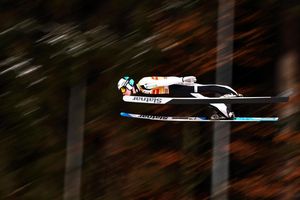 Domen Prevc ist der Überflieger dieser Tournee. - Foto: Daniel Karmann/dpa