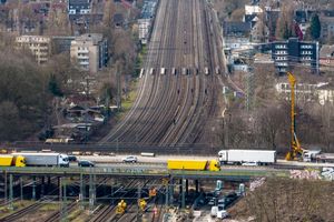 Die Bahngleise unter dem Autobahnkreuz Kaiserberg werden vom 9. Januar bis 6. Februar erneut für vier Wochen gesperrt. (Archivbild) - Foto: Christoph Reichwein/dpa