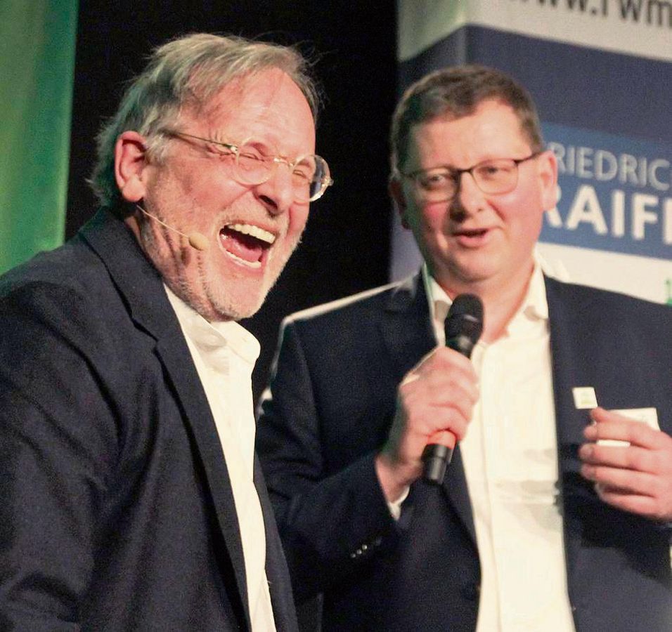 Lachen ist die beste Medizin? Auch Wohlbefinden und herzhaftes Lachen gehören zur Vorsorge. Beim kurzen Wortwechsel auf der Bühne hatten Dietrich Grönemeyer und RWM-Geschäftsführer Thomas Röper-Schültken die Lacher auf ihrer Seite. Fotos: Schwade