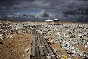 Plastikmüll liegt an einem Mittelmeer-Strand nahe Beirut - Foto: Marwan Naamani/dpa