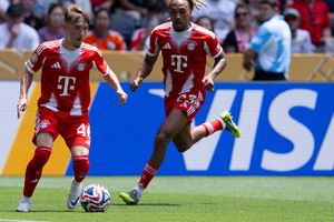 Klein, aber oho: Lennart Karl setzt mit dem Ball am linken Fuß zum Dribbling an. - Foto: Sven Hoppe/dpa