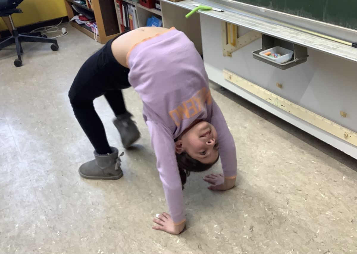 Als guter Turnerin gelingt Clara Baladi auch im Klassenraum die Turnübung „Brücke“. Foto: Pankratiusschule Anröchte