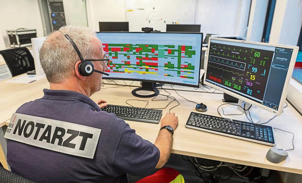 Hans-Peter Trilling, ärztlicher Leiter des Rettungsdienstes beim Kreis Soest, demonstriert, wie der Telenotarzt-Arbeitsplatz in der Leitstelle aussehen könnte. Durch eine „Live-Schaltung“ beziehungsweise telemetrische Übertragung in Echtzeit hat der Notarzt einen Überblick über Blutdruck, Puls oder Atmung des Patienten. Foto: Behrens (Kreis Soest)