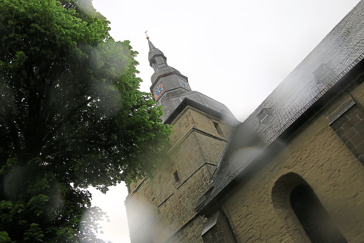 Passendes Bild von Mittwochnachmittag zu neuen Informationen des Erzbistums Paderborn: Der Himmel weint über Rüthen und seine Kirche. Foto: Schönhense