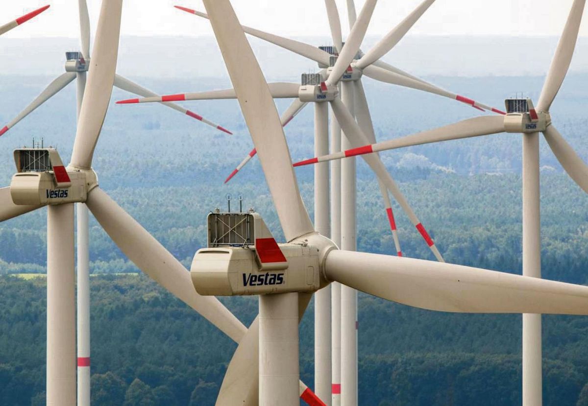 Durch weitere Beteiligungen an Windparks und Freiflächen-Solaranlagen wollen die Stadtwerke den Anteil des selbst produzierten Ökostroms mehr als verdoppeln: von heute 13,5 auf künftig 27,5 Millionen Kilowattstunden im Jahr. Fast 14 000 Tonnen CO2 würden auf diese Weise eingespart. Foto: Büttner/dpa
