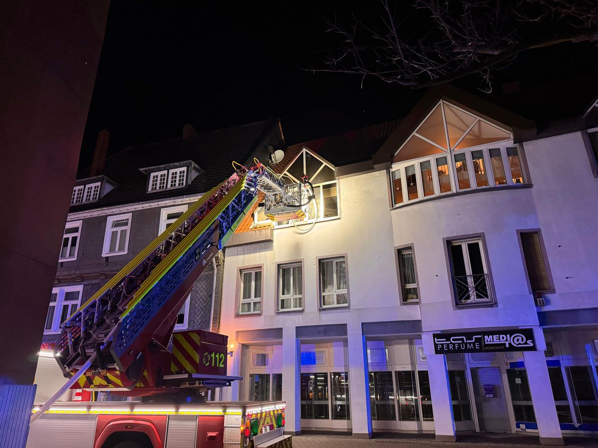 Ein Zeuge trat die Tür der Brandwohnung ein. Dort schlugen ihm jedoch die Flammen schon entgegen. Foto: Lametz