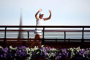 Iga Swiatek lässt sich von den Fans auf einer Brücke vom Centre Court in Wimbledon feiern. - Foto: Ben Whitley/PA Wire/dpa